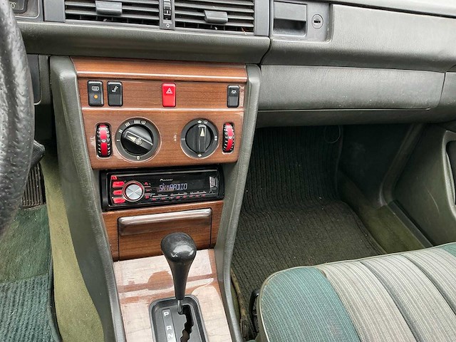 Mercedes-benz 250d (w124) personenauto - afbeelding 9 van  27