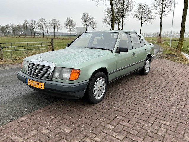Mercedes-benz 250d (w124) personenauto - afbeelding 1 van  27