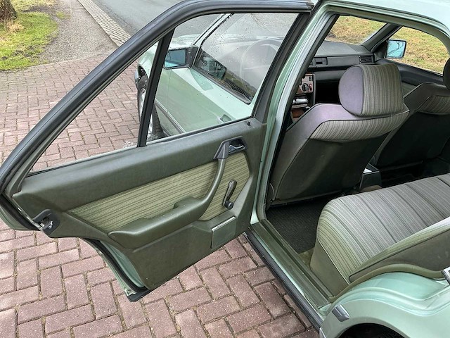 Mercedes-benz 250d (w124) personenauto - afbeelding 27 van  27