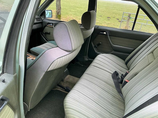 Mercedes-benz 250d (w124) personenauto - afbeelding 13 van  27