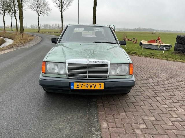 Mercedes-benz 250d (w124) personenauto - afbeelding 10 van  27