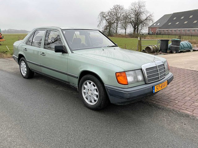 Mercedes-benz 250d (w124) personenauto - afbeelding 17 van  27