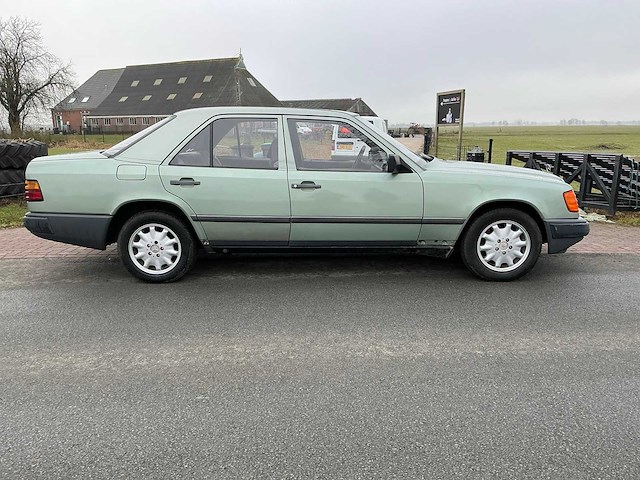 Mercedes-benz 250d (w124) personenauto - afbeelding 18 van  27