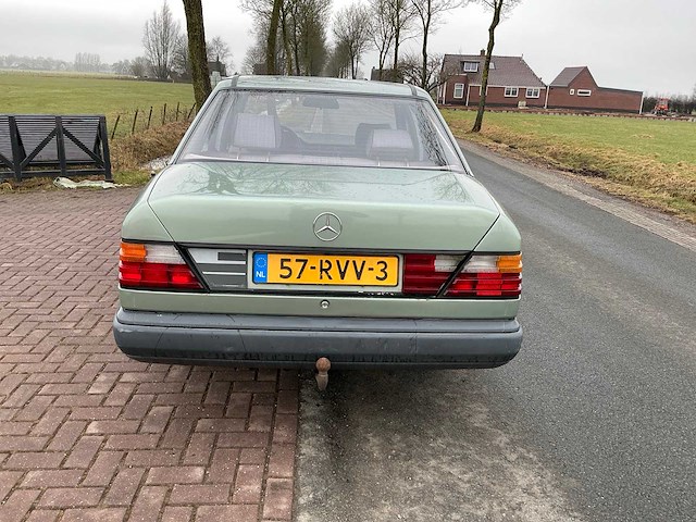 Mercedes-benz 250d (w124) personenauto - afbeelding 21 van  27