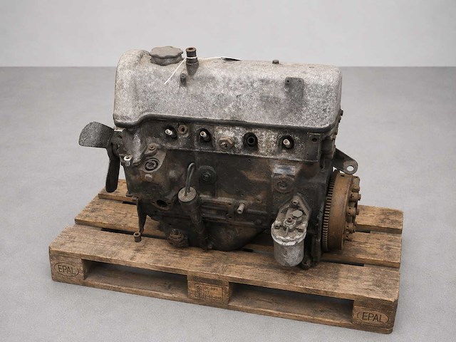 Mercedes-benz 4-cylinder engine | original german classic engine - afbeelding 1 van  4