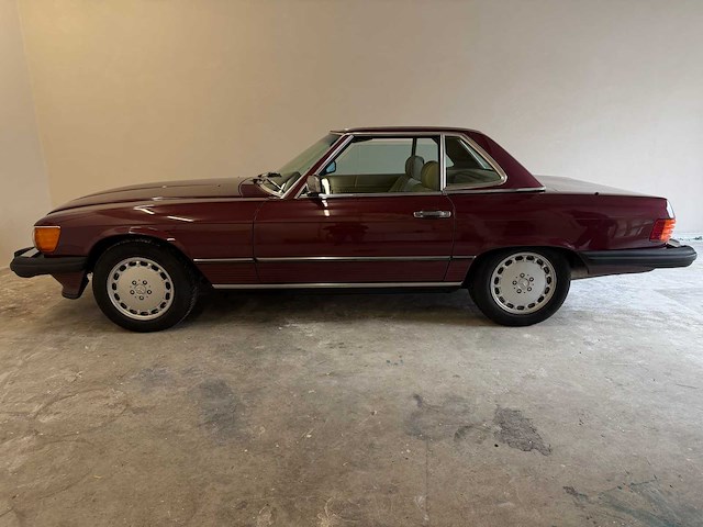 Mercedes-benz 560 sl (r107) oldtimer cabriolet - afbeelding 2 van  94