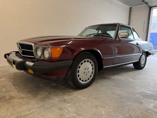 Mercedes-benz 560 sl (r107) oldtimer cabriolet - afbeelding 1 van  94