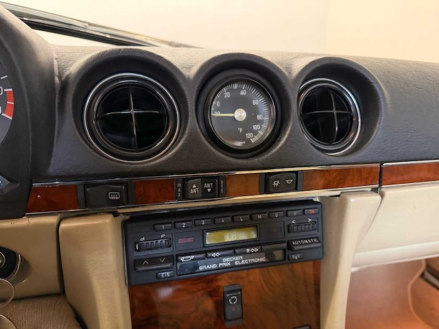 Mercedes-benz 560 sl (r107) oldtimer cabriolet - afbeelding 26 van  94