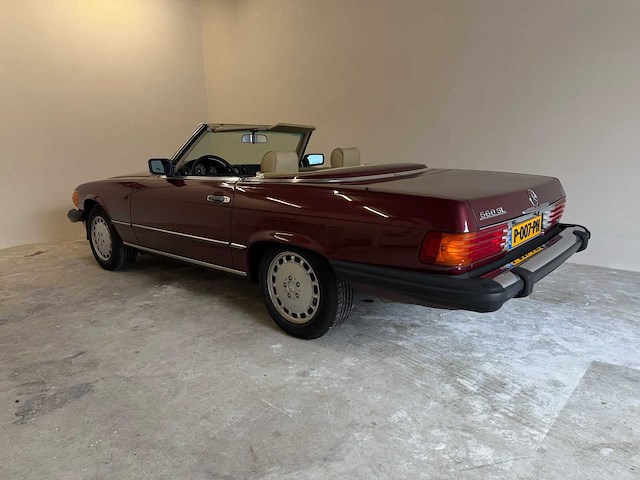 Mercedes-benz 560 sl (r107) oldtimer cabriolet - afbeelding 33 van  94