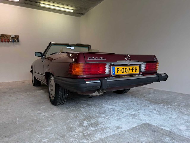 Mercedes-benz 560 sl (r107) oldtimer cabriolet - afbeelding 35 van  94