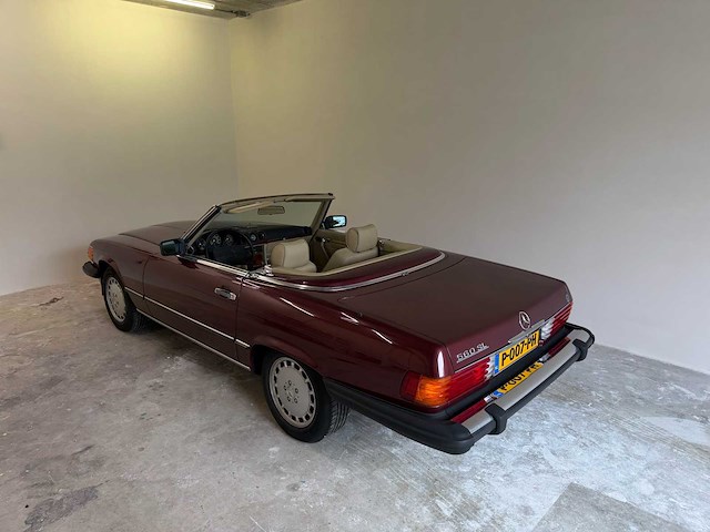 Mercedes-benz 560 sl (r107) oldtimer cabriolet - afbeelding 36 van  94