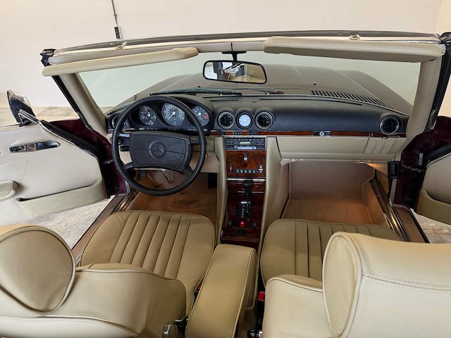 Mercedes-benz 560 sl (r107) oldtimer cabriolet - afbeelding 41 van  94