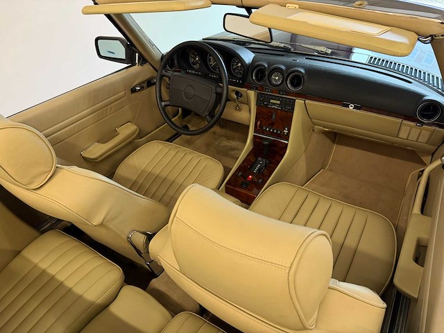 Mercedes-benz 560 sl (r107) oldtimer cabriolet - afbeelding 61 van  94