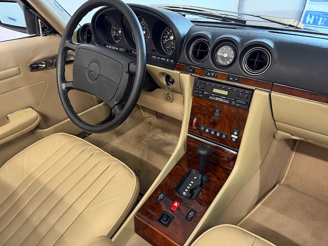 Mercedes-benz 560 sl (r107) oldtimer cabriolet - afbeelding 62 van  94