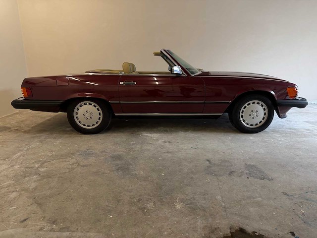 Mercedes-benz 560 sl (r107) oldtimer cabriolet - afbeelding 64 van  94