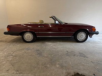 Mercedes-benz 560 sl (r107) oldtimer cabriolet - afbeelding 64 van  94