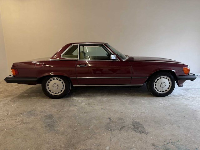 Mercedes-benz 560 sl (r107) oldtimer cabriolet - afbeelding 67 van  94