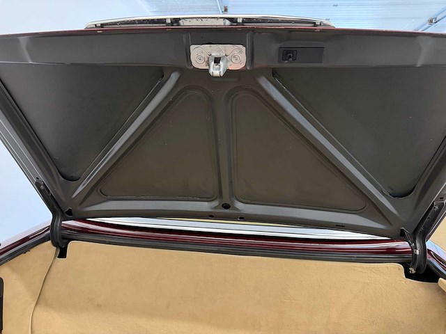 Mercedes-benz 560 sl (r107) oldtimer cabriolet - afbeelding 93 van  94