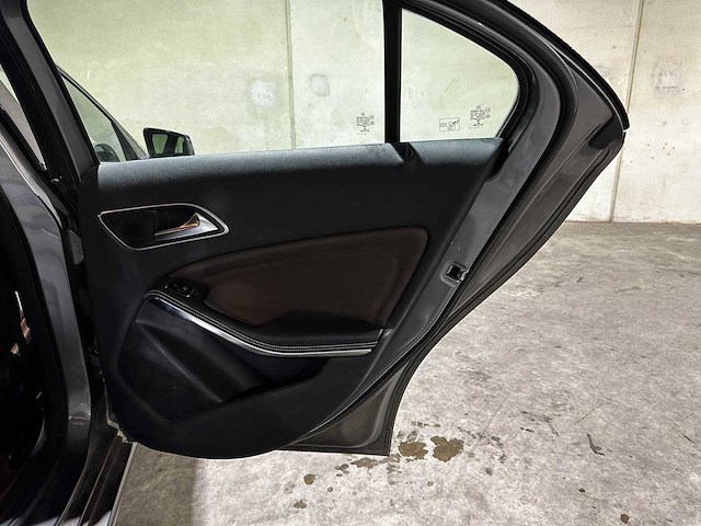 Mercedes-benz a180 4u3 a-klasse 121pk 2013 (origineel-nl), 8-srr-41 - afbeelding 33 van  37