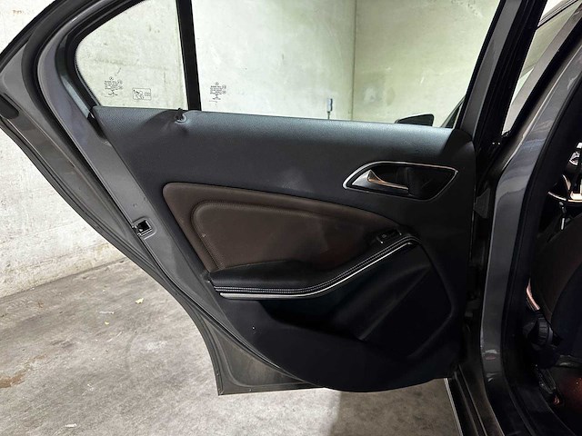 Mercedes-benz a180 4u3 a-klasse 121pk 2013 (origineel-nl), 8-srr-41 - afbeelding 19 van  38