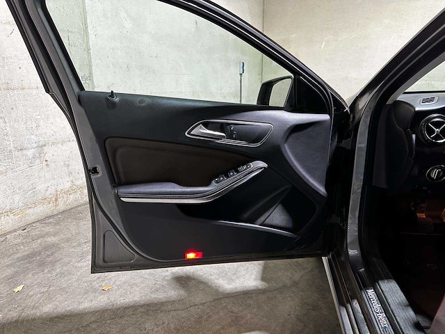 Mercedes-benz a180 4u3 a-klasse 121pk 2013 (origineel-nl), 8-srr-41 - afbeelding 17 van  27
