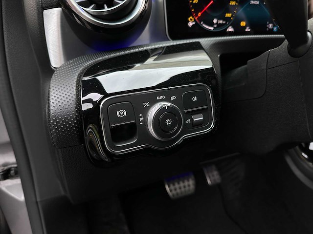 Mercedes-benz a180 d launch edition premium plus 116pk 2019 a-klasse, x-668-xh - afbeelding 33 van  39