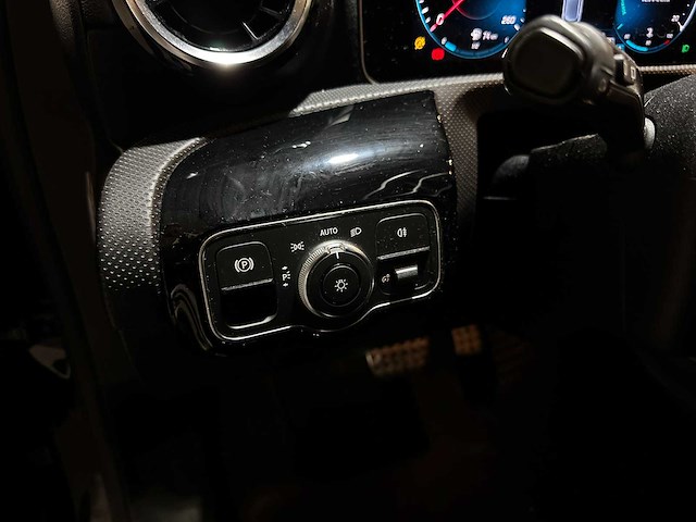 Mercedes-benz a200 business solution amg a-klasse 163pk 2019 (origineel-nl), xh-436-l - afbeelding 5 van  35