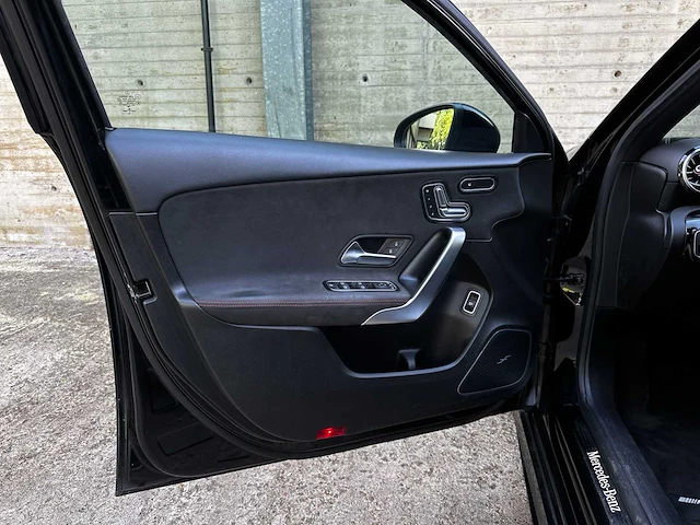 Mercedes-benz a200 launch edition premium plus 163pk 2019 (origineel-nl) a-klasse, zv-617-l - afbeelding 37 van  64