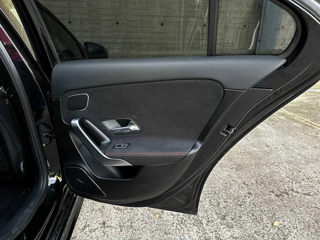 Mercedes-benz a200 launch edition premium plus 163pk 2019 (origineel-nl) a-klasse, zv-617-l - afbeelding 31 van  64