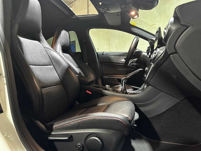Mercedes-benz cla200 d business solution amg 136pk 2016 cla-klasse - afbeelding 33 van  40