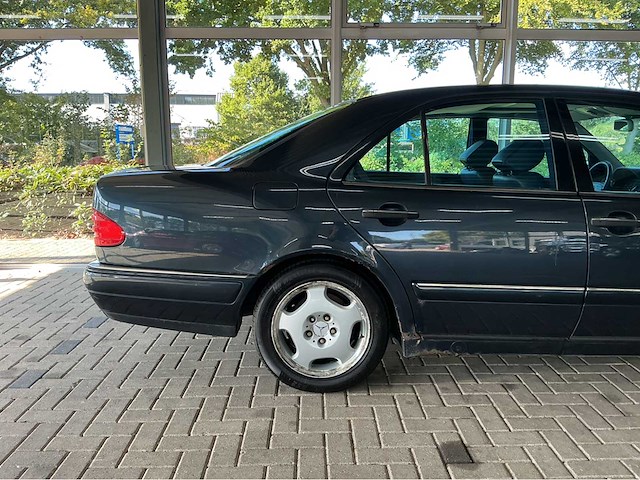 Mercedes-benz e 320 classic 4matic 3.2 v6 benzine • 224 pk • automaat • marge auto 5-xjx-06 - afbeelding 3 van  38