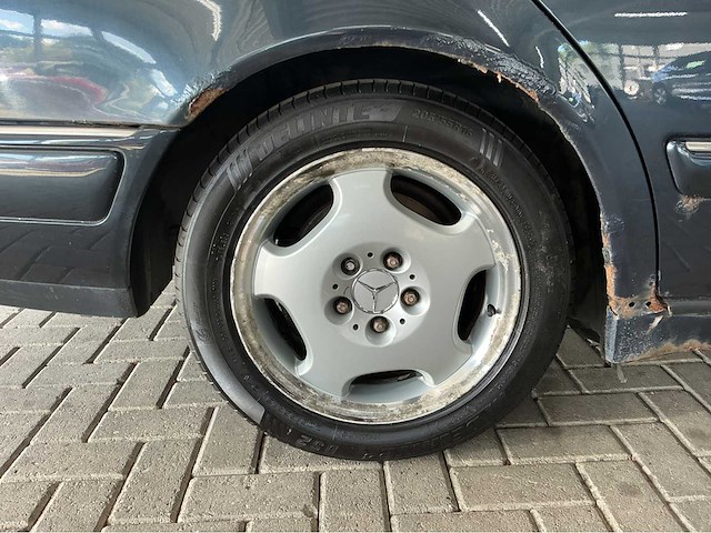 Mercedes-benz e 320 classic 4matic 3.2 v6 benzine • 224 pk • automaat • marge auto 5-xjx-06 - afbeelding 4 van  38