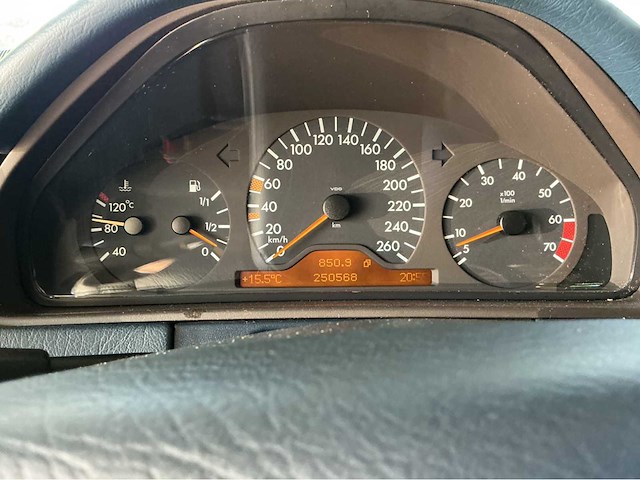 Mercedes-benz e 320 classic 4matic 3.2 v6 benzine • 224 pk • automaat • marge auto 5-xjx-06 - afbeelding 5 van  38