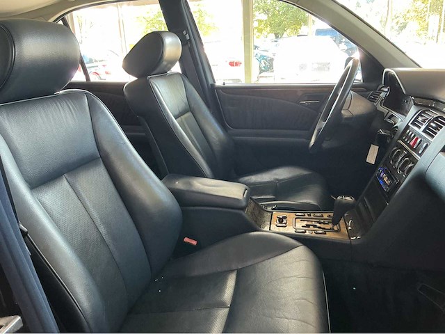 Mercedes-benz e 320 classic 4matic 3.2 v6 benzine • 224 pk • automaat • marge auto 5-xjx-06 - afbeelding 9 van  38