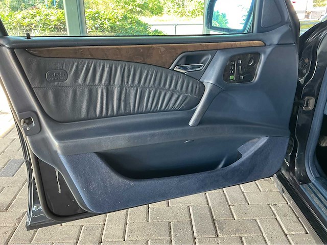 Mercedes-benz e 320 classic 4matic 3.2 v6 benzine • 224 pk • automaat • marge auto 5-xjx-06 - afbeelding 13 van  38