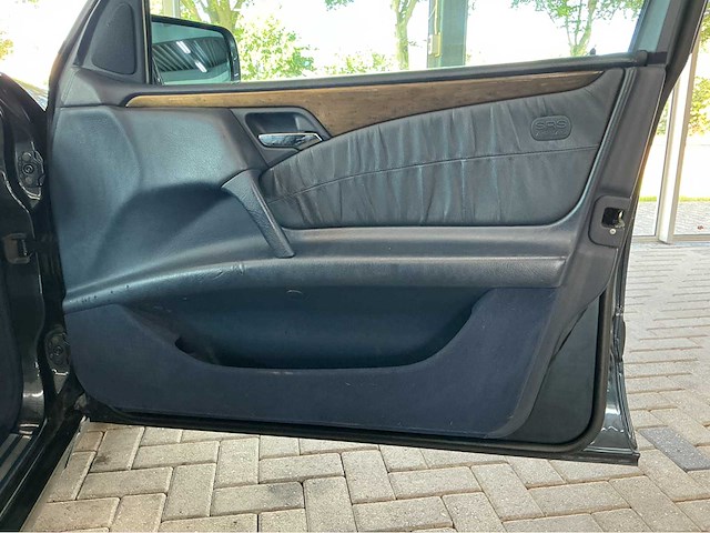 Mercedes-benz e 320 classic 4matic 3.2 v6 benzine • 224 pk • automaat • marge auto 5-xjx-06 - afbeelding 14 van  38