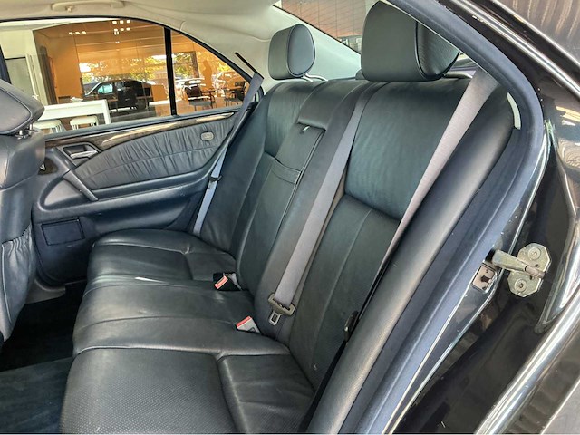 Mercedes-benz e 320 classic 4matic 3.2 v6 benzine • 224 pk • automaat • marge auto 5-xjx-06 - afbeelding 16 van  38
