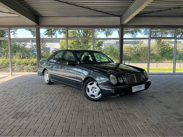 Mercedes-benz e 320 classic 4matic 3.2 v6 benzine • 224 pk • automaat • marge auto 5-xjx-06 - afbeelding 21 van  38