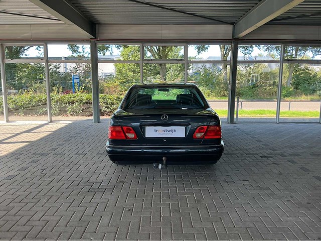Mercedes-benz e 320 classic 4matic 3.2 v6 benzine • 224 pk • automaat • marge auto 5-xjx-06 - afbeelding 37 van  38