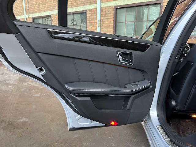 Mercedes-benz e500 5.5 v8 amg e-klasse 388pk 2009 -youngtimer- - afbeelding 28 van  45