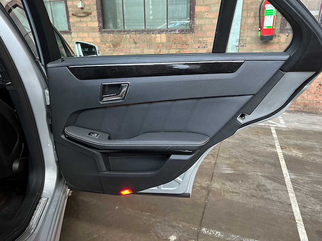 Mercedes-benz e500 5.5 v8 amg e-klasse 388pk 2009 -youngtimer- - afbeelding 31 van  45