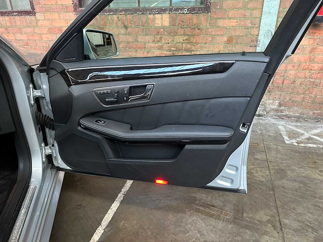 Mercedes-benz e500 5.5 v8 amg e-klasse 388pk 2009 -youngtimer- - afbeelding 32 van  45