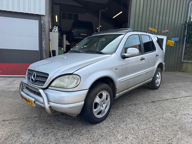 Mercedes-benz m-klasse 270 cdi 88-hh-pj - afbeelding 1 van  9