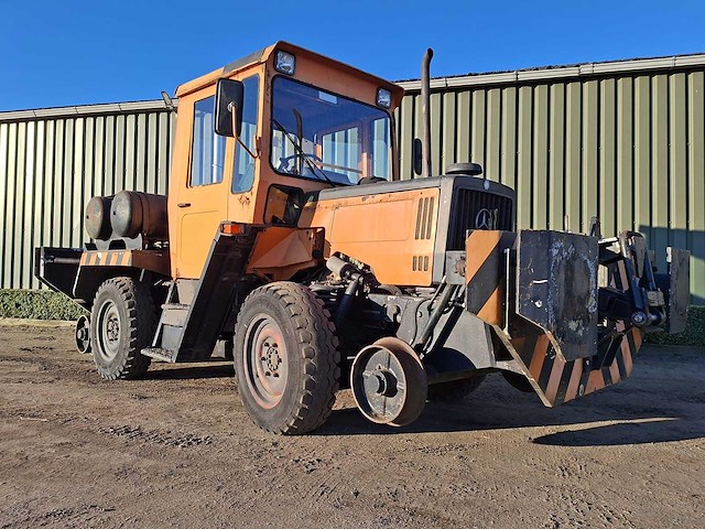 Mercedes benz mb - 1990 - trac 700 spoor - vierwielaangedreven landbouwtractor - afbeelding 14 van  17