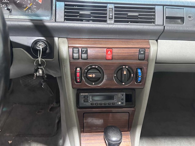 Mercedes-benz (w124) - 300 ce automaat- tx-46-tj- 1989 - afbeelding 1 van  13