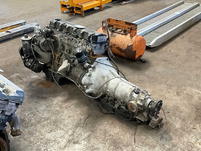 Mercedes w124 benzine motorblok - afbeelding 1 van  9