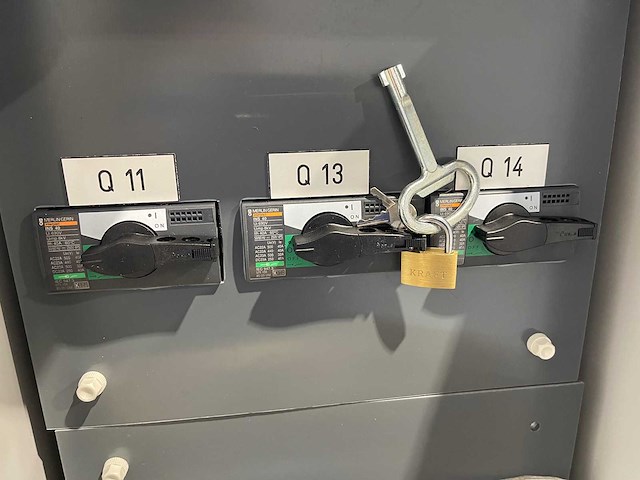 Merlin gerin - ins 40 - stalen schakelkast met 3 hoofdschakelaars (3x) - afbeelding 8 van  10