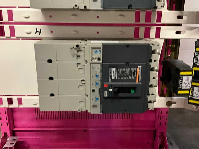 Merlin gerin compact mccb stroomonderbreker - afbeelding 2 van  11