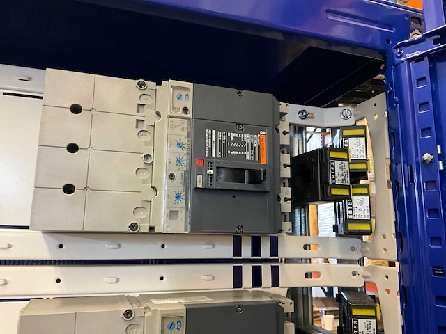 Merlin gerin compact mccb stroomonderbreker - afbeelding 7 van  12