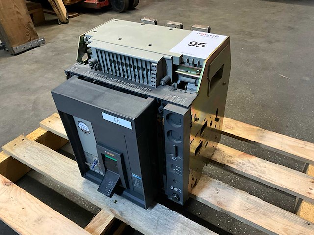 Merlin gerin compact ns 1000 l 1000a circuit breaker - afbeelding 1 van  4
